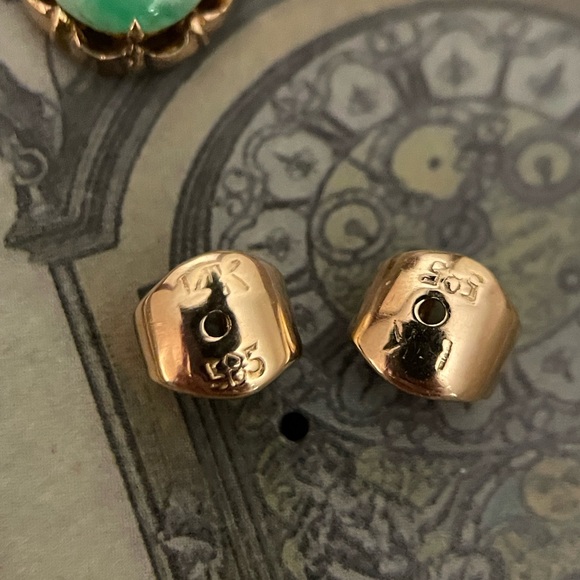 Mid-century 14kt solid gold green jade scalloped floral collet stud earrings - Picture 7 of 8